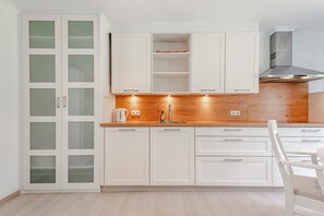 Kjøleskap, mikrobølgeovn, ovn og kokeplater