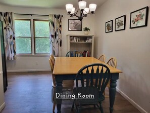 Dining - Family-sized in Historic Reeds Spring. 10 min to SDC,  Lake. 20 min to Branson (Reeds Spring)