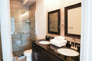 Shower, hair dryer, bidet, towels