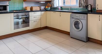 3 Bedroom pet Friendly Home With Access to Pool