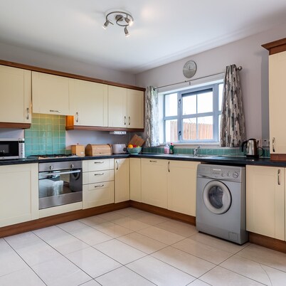 3 Bedroom pet Friendly Home With Access to Pool