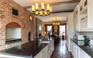 House | 8 bedrooms - Beautifully Restored Soldier s Barracks to Sleep 10 People (Ennis)