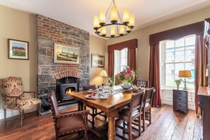 House | 8 bedrooms - Beautifully Restored Soldier s Barracks to Sleep 10 People (Ennis)