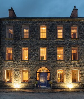 House - Beautifully Restored Soldier s Barracks to Sleep 10 People (Ennis)