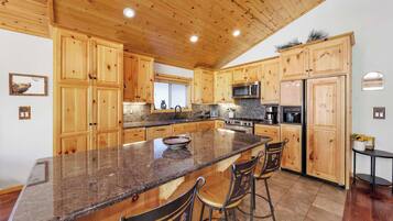 House, Multiple Beds, Hot Tub, Mountain View (Alpine Gem) | Private kitchen | Fridge, microwave, oven, stovetop