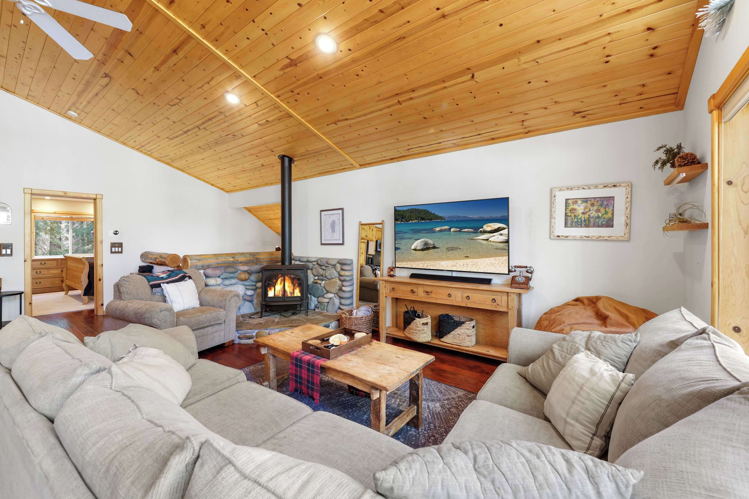 Ferienhaus, Mehrere Betten, Whirlpool, Bergblick (Alpine Gem) | Wohnbereich | 50-Zoll-Flachbildfernseher mit Digitalempfang, Fernseher, Kamin