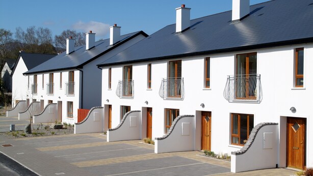 A row of modern white houses with grey roofs, wooden doors, and balconies. - Holiday Home Within Easy Walking Distance to Kenmare (Kenmare)