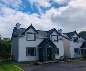 House | 3 bedrooms - Modern Bright Detached Home Just a Short Stroll From Town (Kenmare)