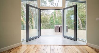 Luxury 5 Bedroom Home With Outdoor Jacuzzi and Indoor Sauna