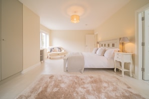 House - Luxury 5 Bedroom Home With Outdoor Jacuzzi and Indoor Sauna (Gorteanish)