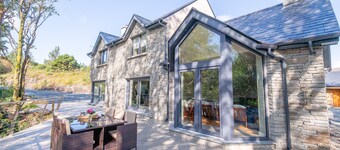 Luxury 5 Bedroom Home With Outdoor Jacuzzi and Indoor Sauna