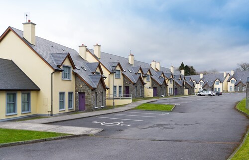 4 Bedroom pet Friendly Home With Pool Access