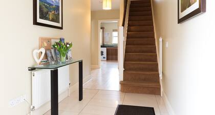 4 Bedroom pet Friendly Home With Pool Access