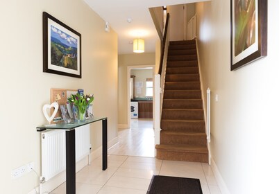 4 Bedroom pet Friendly Home With Pool Access