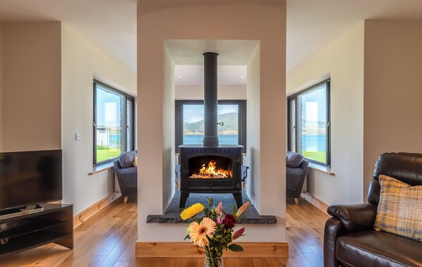 4 bedrooms - Luxury 4 Bedroom Holiday Home Overlooking the sea on Valentia Island (Valentia Island)