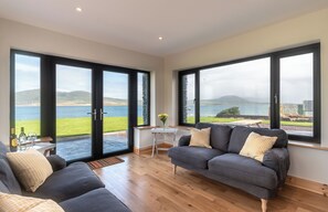 4 bedrooms - Luxury 4 Bedroom Holiday Home Overlooking the sea on Valentia Island (Valentia Island)