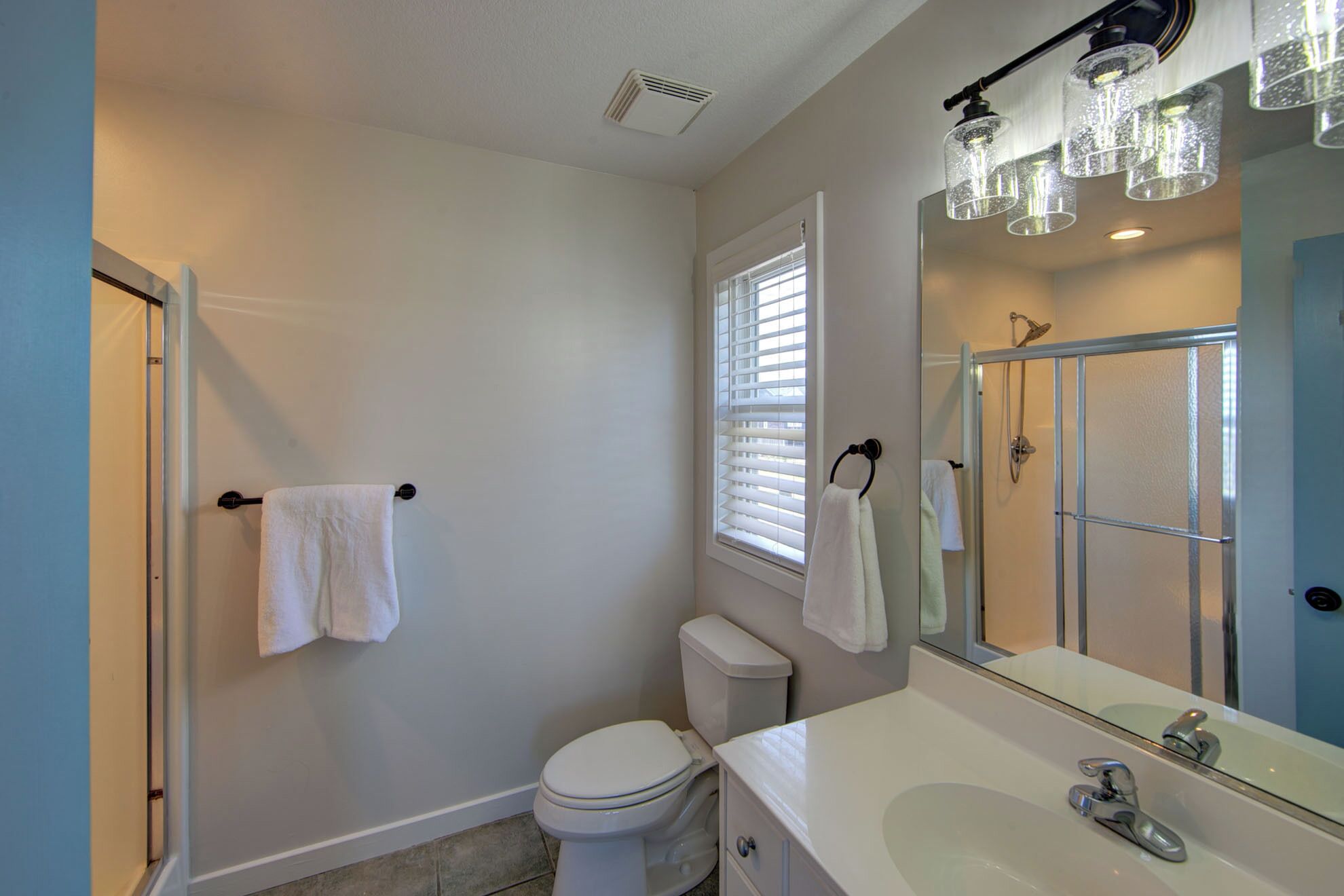 Ein modernes Badezimmer mit Toilette, Waschbecken und Dusche.