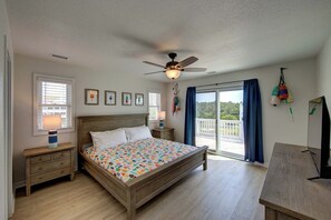 6 bedrooms, desk, iron/ironing board, travel crib
