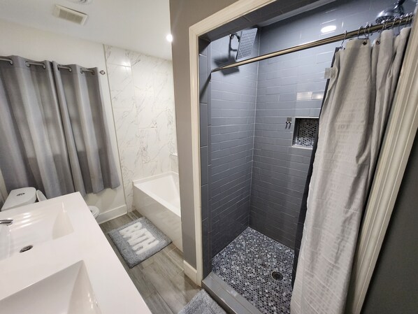 Dusche, Handtücher, Seife, Toilettenpapier