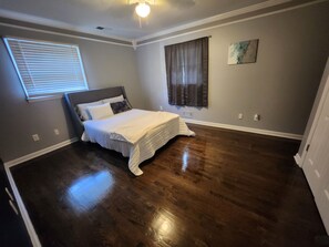 Room - 15 minutes to downtown Atlanta! Family-sized home with swimming pool & game room (Decatur)