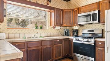 House, Multiple Beds, Hot Tub, Mountain View (Blue Jay Chalet) | Private kitchen | Fridge, microwave, oven, stovetop