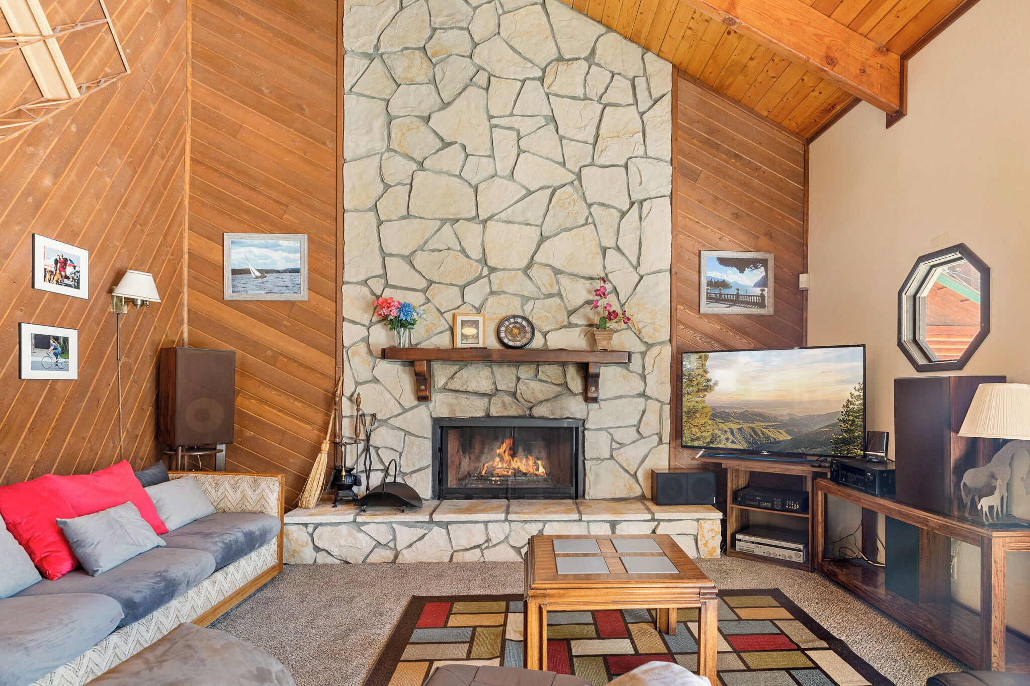 獨棟房屋, 多張床, 熱水浴缸, 山景 (Blue Jay Chalet) | 起居區 | 42-吋平面電視、數位頻道、電視、壁爐