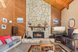 Casa, varias camas, hidromasaje, vista a la montaña (Blue Jay Chalet) | Área de sala de estar | Televisión de pantalla plana de 42 pulgadas con canales digitales 