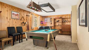 House, Multiple Beds, Hot Tub, Mountain View (Blue Jay Chalet) | Game room