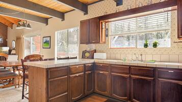 獨棟房屋, 多張床, 熱水浴缸, 山景 (Blue Jay Chalet) | 私人廚房 | 電冰箱、微波爐、烤箱、爐台