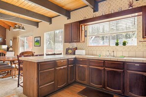 Casa, varias camas, hidromasaje, vista a la montaña (Blue Jay Chalet) | Cocina privada | Refrigerador, microondas, horno y parrilla de estufa 