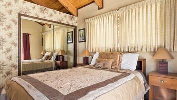 House, Multiple Beds, Hot Tub, Mountain View (Blue Jay Chalet) | 3 bedrooms, individually decorated, individually furnished, desk