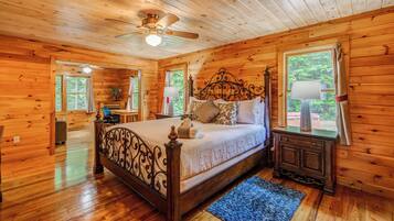 Chalet rustique, Plusieurs lits, baignoire à remous, vue sur la montagne (Bear Track Falls) | 3 chambres, décor unique, ameublement unique, bureau