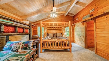 小屋, 多张床, 热水浴缸, 山景 (Bear Track Falls) | 3 多间卧室、特色装修、特色家居、办公桌