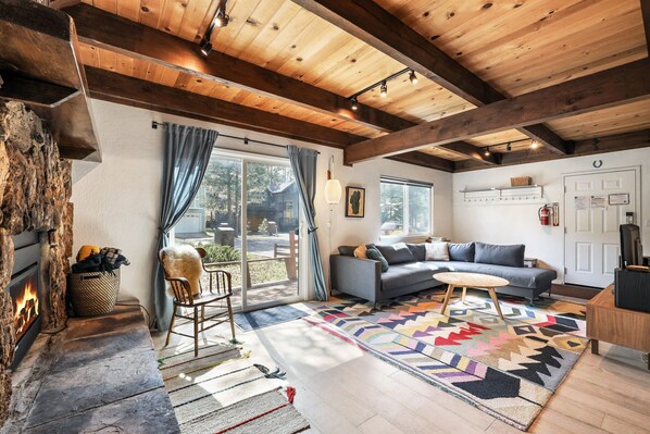 Chalet rustique, Plusieurs lits, patio, vue sur la montagne (Christmas Valley Chalet) | Aire de séjour | Téléviseur à écran plat de 42 po avec télévision numérique, foyer