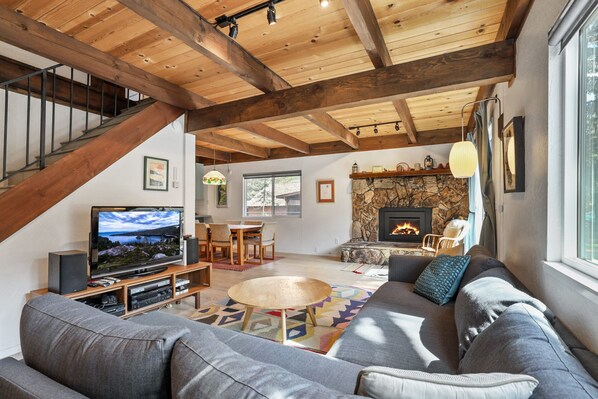 Cabaña, varias camas, patio, vistas a la montaña (Christmas Valley Chalet) | Zona de estar | Televisión de pantalla plana de 42 pulgadas con canales digitales