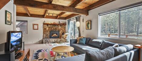 Hytte - flere senge - terrasse - bjergudsigt (Christmas Valley Chalet) | Opholdsområde | 42-tommers fladskærms-tv med digitale kanaler, pejs