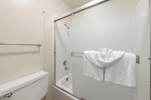 Condo, 2 giường cỡ queen | Phòng tắm | Khăn tắm, giấy vệ sinh 