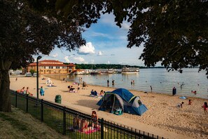 Beach nearby - Your Cozy Lockwood Lodge Awaits! (Lake Geneva)