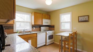 House, Multiple Beds, Kitchen, Garden View (Cozy Lockwood Lodge) | Private kitchen | Fridge, microwave, oven, stovetop