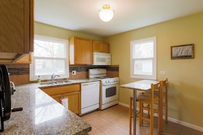 House, Multiple Beds, Kitchen, Garden View (Cozy Lockwood Lodge) | Private kitchen | Fridge, microwave, oven, stovetop