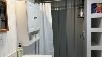 Hiustenkuivaaja, pyyhkeet, saippua, vessapaperi