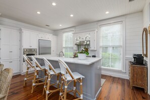 Fridge, microwave, oven, stovetop - Southern porches, Charming Guest House, Firepit (Bluffton)