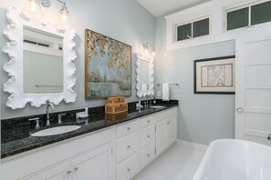 Badewanne, Haartrockner, Handtücher