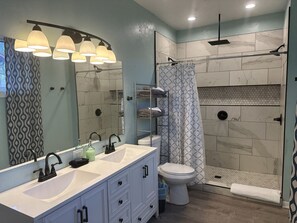 Shower, hair dryer, towels, soap - Kaukauna Castle- Spacious 5 Bedroom home sleeps 12,   21 miles to EAA (Kaukauna)