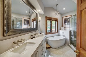 Ensemble baignoire-douche, séchoir à cheveux, serviettes fournies
