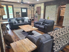 Smart-TV, Kamin, Tischfußball, Bücher