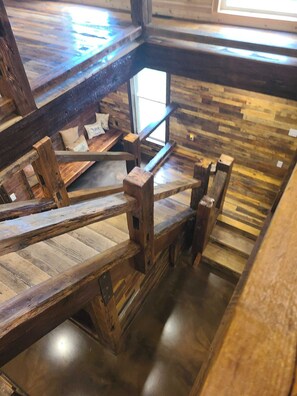 Una escalera de madera de diseño rústico que sube a un nivel superior.