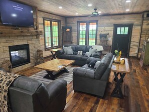 Smart TV, chimenea, futbolito, libros