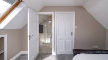 2 camere, una scrivania, ferro/asse da stiro, Wi-Fi gratuito