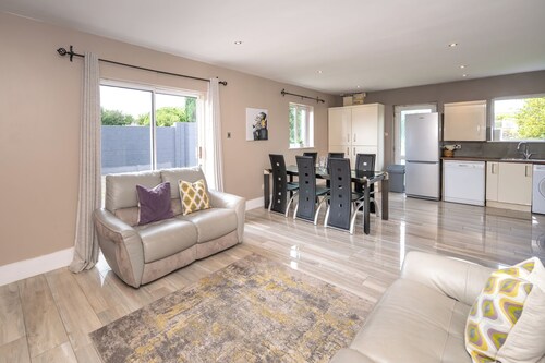 Beautiful Private House. 10 mins drive to City Centre & Blarney Castle.